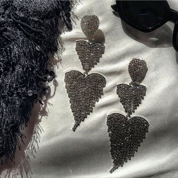 🆕️Holiday Collection// Statement heart Earrings - Picture 1 of 2